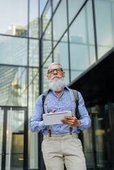 Ein stilvoller Senior mit jugendlichem Charme vereint Lifestyle, Business und Seniorenkonzepte in diesem Porträt eines Mannes in den Sechzigern - DMDF05917