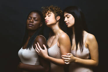 Multikulturelle Gruppe von schönen Frauen posieren in Unterwäsche - 3 hübsche Mädchen Porträt, Konzepte über multikulturelle Menschen, integrative Gesellschaft und Körper Positivität - DMDF06074