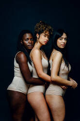 Multikulturelle Gruppe von schönen Frauen posieren in Unterwäsche - 3 hübsche Mädchen Porträt, Konzepte über multikulturelle Menschen, integrative Gesellschaft und Körper Positivität - DMDF06078