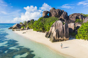 Tourist an einem schönen Strand mit weißem Sand auf einer tropischen Insel der Seychellen - der berühmte Strand Anse d'Argent auf La Digue - DMDF06090