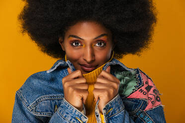 Portrait of pretty afro american woman in a studio for a beauty session - Beautiful girl posing on colored background - DMDF06097