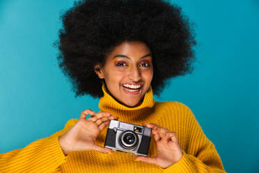 Portrait of pretty afro american woman in a studio for a beauty session - Beautiful girl posing on colored background - DMDF06105