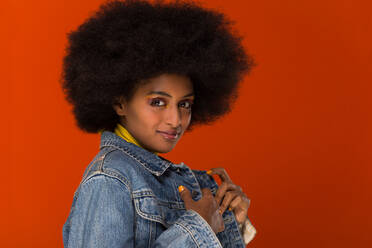 Portrait of pretty afro american woman in a studio for a beauty session - Beautiful girl posing on colored background - DMDF06113