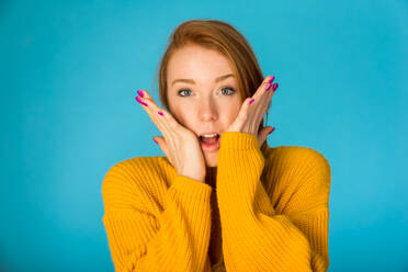 Porträt einer attraktiven Frau während einer Schönheitsbehandlung im Studio - Schöne Pose vor farbenfrohem Hintergrund - DMDF06143