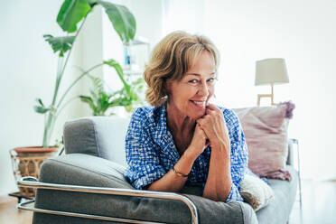 Entspannte ältere Frau genießt ihr häusliches Leben und Freizeitmomente zu Hause - 50-60 Jahre alt, hübsch und reif - DMDF06314