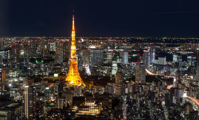 Tokyo Tower und die Stadt bei Nacht in strahlendem Lichterglanz - DMDF06375