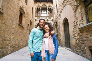 Beautiful happy hispanic latino couple of lovers dating outdoors - Tourists in Barcelona having fun during summer vacation and visiting Bishop's Bridge historic landmark - DMDF06380