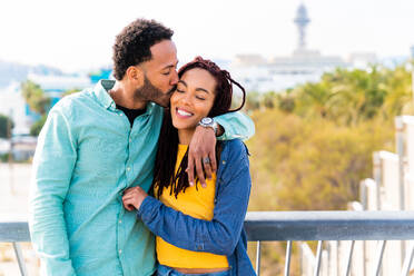 Beautiful happy hispanic latino couple of lovers dating outdoors - Touristen in Barcelona mit Spaß während der Sommerferien, Porträt von fröhlichen Menschen mit positiver Stimmung - DMDF06392