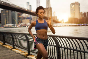 Young fitness woman running in New York - Sportive girl training outdoors, concepts about sport and healthy lifestyle - DMDF06439