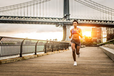 Junge Fitness-Frau beim Laufen in New York - Sportliches Mädchen, das im Freien trainiert, Konzepte für Sport und gesunden Lebensstil - DMDF06442