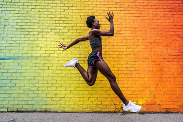 Junge Fitness-Frau beim Laufen in New York - Sportliches Mädchen, das im Freien trainiert, Konzepte für Sport und gesunden Lebensstil - DMDF06452