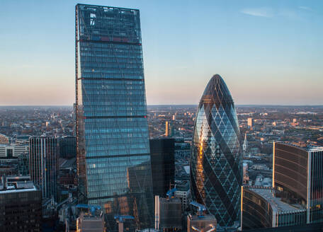 Die imposante Skyline der Londoner City mit den markanten Wolkenkratzern Gurke und Cheesegrater - CAIF34019