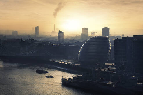 Blick auf die Skyline von London und die Themse bei Sonnenuntergang - eine atemberaubende Aussicht - CAIF34037