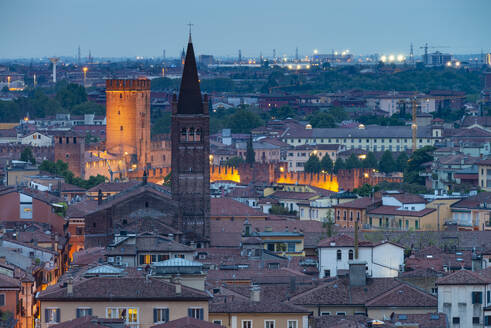 Italy, Veneto, Verona, Houses surrounding Castelvecchio and San Lorenzo church at dusk - WGF01490