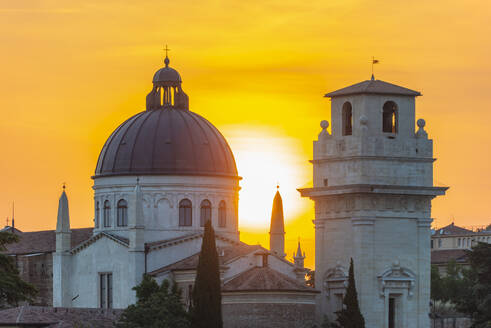 Italien, Venetien, Verona, Kirche San Giorgio in Braida bei Sonnenuntergang - WGF01496