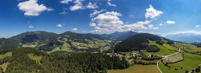 Österreich, Salzburger Land, Krispl, Drohnenpanorama der Salzkammergut Berge im Sommer - WWF06554
