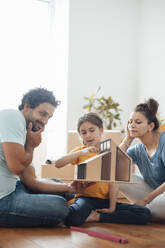 Eltern mit Tochter diskutieren über Modellhaus - JOSEF21174