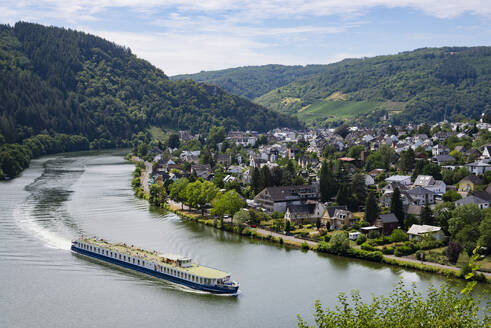 Germany, Rhineland-Palatinate, Traben-Trarbach, Ferry leaving riverside town in Mosel Valley - WGF01499