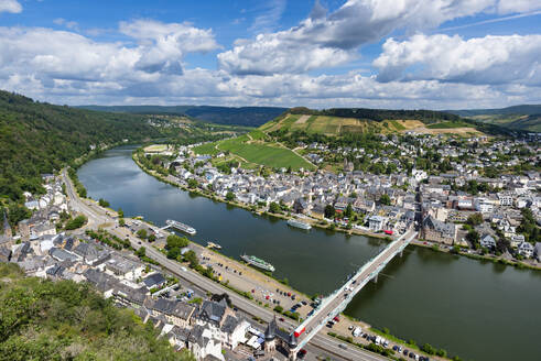 Germany, Rhineland-Palatinate, Traben-Trarbach, View of riverside town in Mosel Valley - WGF01501