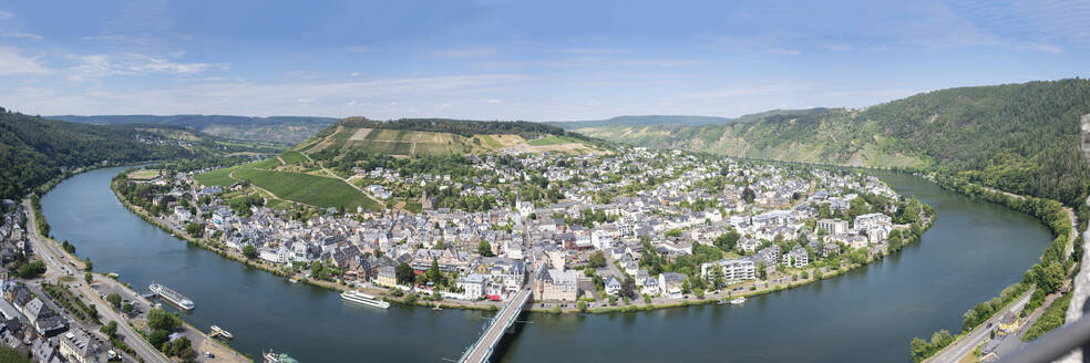 Deutschland, Rheinland-Pfalz, Traben-Trarbach, Panoramablick auf die Stadt im Moseltal - WGF01502