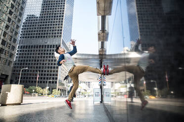 Parkour-Mann macht Kunststücke auf der Straße - Freier Läufer trainiert seinen akkratischen Hafen im Freien - DMDF06586