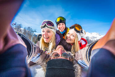 Gruppe von Freunden mit Ski im Winterurlaub - Skifahrer haben Spaß im Schnee - DMDF06596