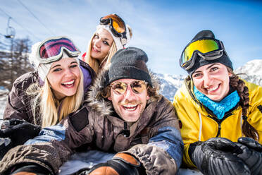 Gruppe von Freunden mit Ski im Winterurlaub - Skifahrer haben Spaß im Schnee - DMDF06602