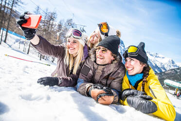 Gruppe von Freunden mit Ski im Winterurlaub - Skifahrer haben Spaß im Schnee - DMDF06606