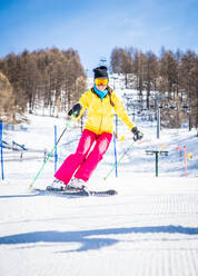 Frau genießt die Winterferien beim Skifahren auf der Piste - DMDF06607