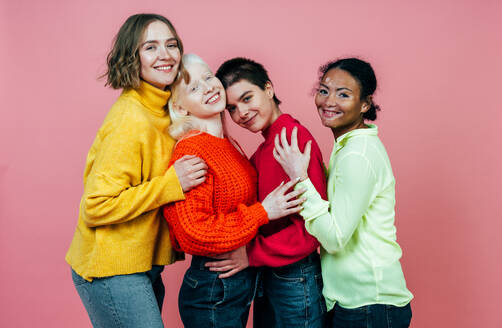 Gruppe multiethnischer Frauen mit unterschiedlicher Hautfarbe, die gemeinsam im Studio posieren. Konzept für Körperfreundlichkeit und Selbstakzeptanz - DMDF06753