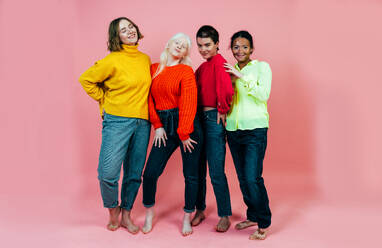 Gruppe multiethnischer Frauen mit unterschiedlicher Hautfarbe, die gemeinsam im Studio posieren. Konzept für Körperfreundlichkeit und Selbstakzeptanz - DMDF06756