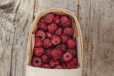 Holzkiste mit Himbeeren auf dem Tisch - ASHF00012