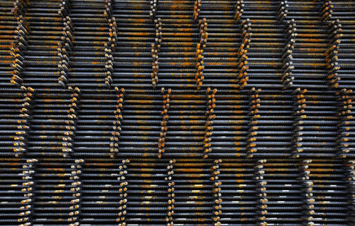 Stapel von industriellen Stahlgittern - WWF06568
