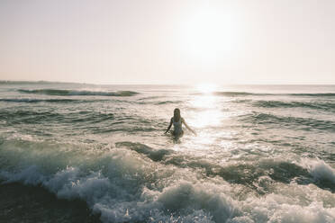 Frau im Meer stehend in der Morgendämmerung - SIF01004