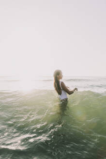 Frau spielt im Wasser am Strand - SIF01009