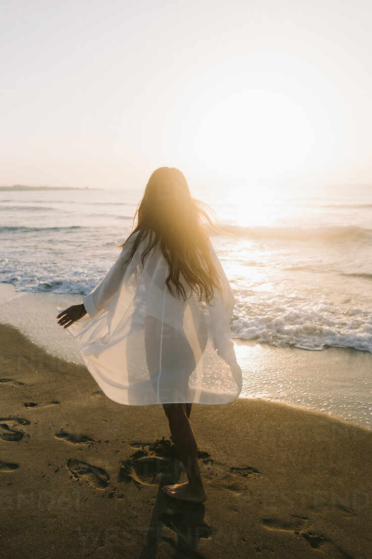 Frau Läuft Barfuß Am Meer Am Strand Lizenzfreies Stockfoto 