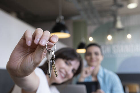 Woman with customer holding house keys - AMWF01826