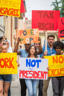 Eine Gruppe von Aktivisten demonstriert im Freien gegen Arbeitslosigkeit, Steuern, Lohndumping und andere politische und soziale Themen - DMDF06820