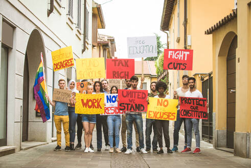 Eine Gruppe von Aktivisten demonstriert im Freien gegen Arbeitslosigkeit, Steuern, Lohndumping und andere politische und soziale Themen - DMDF06821