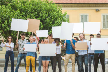 Gruppe von Aktivisten protestiert im Freien - Menschenmenge demonstriert gegen Arbeitslosigkeit, Steuern, Lohndumping und andere politische und soziale Themen, weiße Schilder für alle Konzepte - DMDF06863