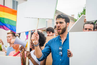 Gruppe von Aktivisten protestiert im Freien - Menschenmenge demonstriert gegen Arbeitslosigkeit, Steuern, Lohndumping und andere politische und soziale Themen, weiße Schilder für alle Konzepte - DMDF06868