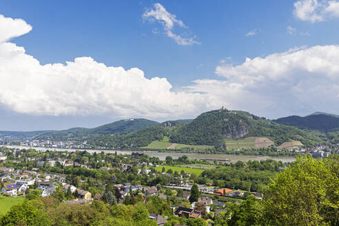 Deutschland, Rheinland-Pfalz, Wolken über Stadt und Hügeln am Rhein im Sommer - GWF07921