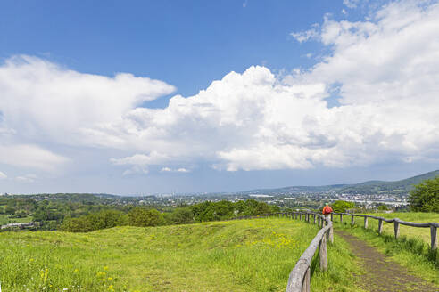 Deutschland, Rheinland-Pfalz, Wolken über dem Wanderweg am erloschenen Vulkan Rodderberg im Sommer - GWF07922