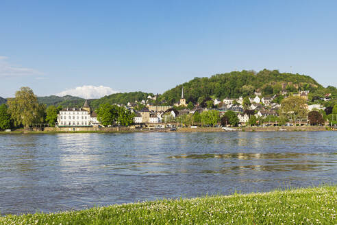 Germany, Rhineland-Palatinate, Remagen, View of town on bank of Rhine river in summer - GWF07923