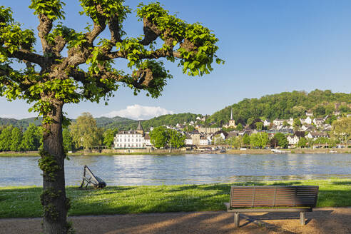 Deutschland, Rheinland-Pfalz, Remagen, Blick auf die Stadt am Rheinufer im Sommer - GWF07924