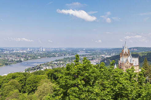 Deutschland, Nordrhein-Westfalen, Blick in Richtung Königswinter und Bonn mit Schloss Drachenburg im Vordergrund - GWF07926