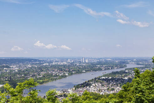 Deutschland, Nordrhein-Westfalen, Blick auf Königswinter und Bonn mit dem Rhein in der Mitte - GWF07927