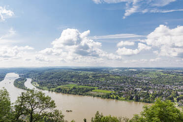 Deutschland, Nordrhein-Westfalen, Bonn, Wolken über Ufervorstadt im Drachenfelsgebiet - GWF07928