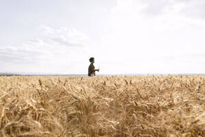 Gerstenernte mit Agronom auf dem Feld - AAZF01154