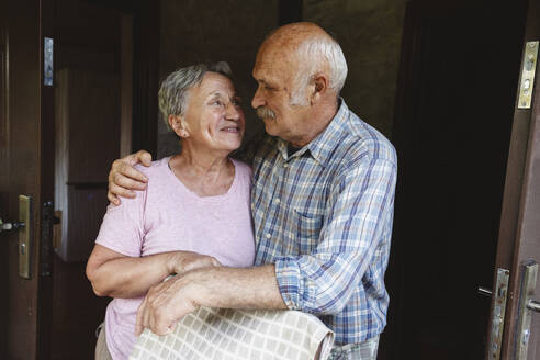 Älteres Paar, das sich umarmt und gegenseitig anschaut - EYAF02855